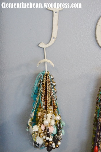 Use Anthroplogie hooks to organize necklaces- clementinebean.wordpress.com