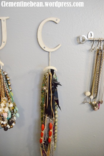 Use Anthroplogie hooks to organize necklaces- clementinebean.wordpress.com